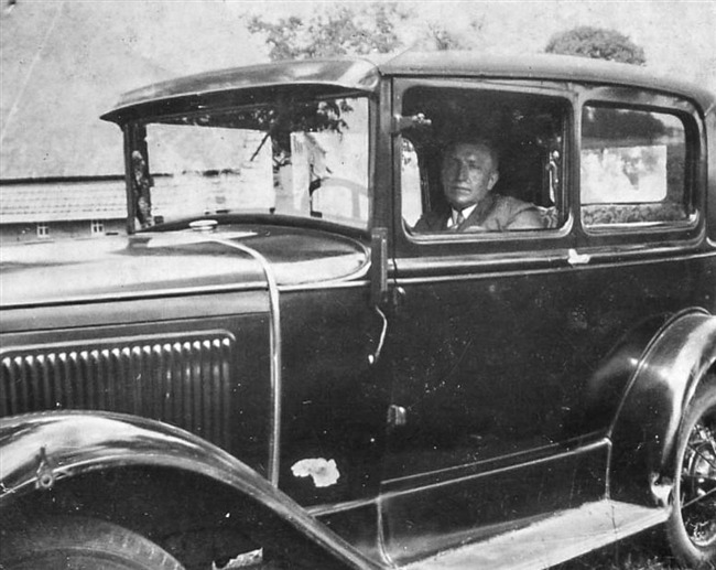 Eppe van der Molen in zijn auto.
              <br/>
              familie Van der Molen, 1925